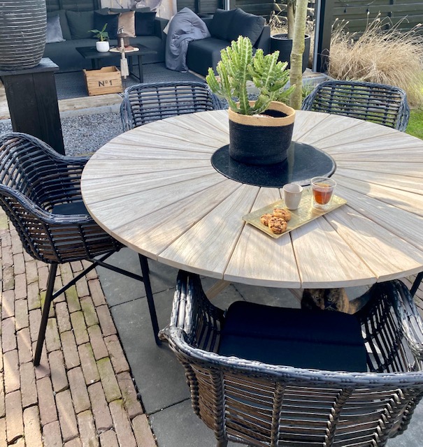 Samenwerken met zonne Rendezvous Zwarte stoelen en een teaktafel op ons terras! - STUDIO ZINNIG  Interieurontwerp