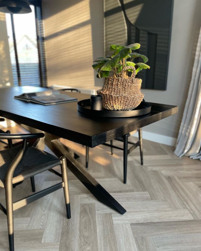 🥭TABLE

Na jaren aan de tuintafel met de dikke blokpoten is dit stoere zwarte stalen frame wel een verademing. 

Een mooi strak blad, door het zwevende frame voelt het veel ruimtelijker.  Het blad is van duurzaam mangohout met een waslaag. Swipe naar rechts voor andere foto en een filmpje! 

Wist je dat: Als mangobomen ouder worden en geen mango’s meer leveren krijgen ze een tweede leven als meubels. 

Tafel: Axilon van @goossenswonenenslapen 

Ondertussen thuis net na levering: 

Ik thuis: Schat: hoe vind je deze? Hij🙄: is kleiner dan die andere. En zwart. Dat hadden we al. 

Klopt! Nu is deze 220 cm ipv 240. Nog ruim genoeg, is t geen leukerd? 

Fijn weekend! 💋