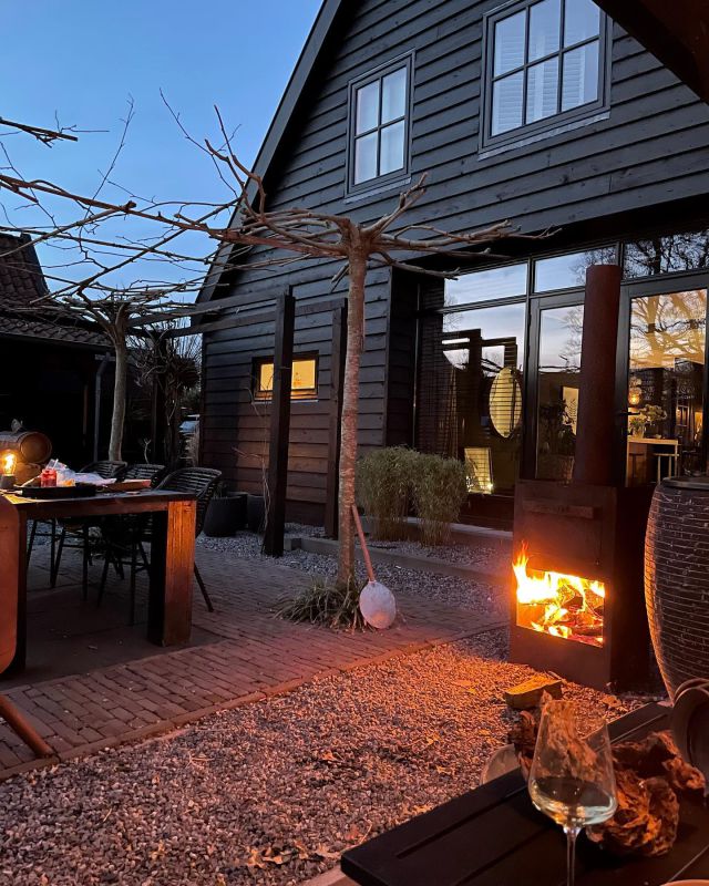 PIZZA OVEN🔥
Heeerlijk weer zo buiten eten toch? Ik wacht nu op mijn mini-pizza met blauwe kaas en avocado🥑
Tip: wij gebruiken kleine voorgebakken pizzabodems uit de diepvries van de appie of Jumbo.  Snel klaar en je hebt altijd iets als er bezoek komt. Deze bodems zijn ook voor in een pizzarette. Santé🍷

📌sla deze tip gerust op!