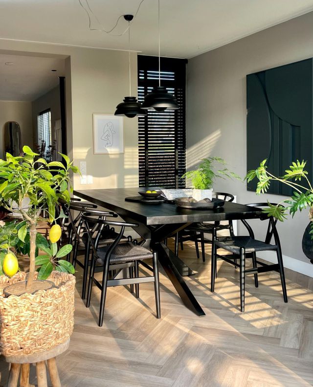 Hi, aanvraag voor rest van het jaar zon is de deur uit. 🤞🏼Geniet ik hier elke dag van de namiddagzon aan de nieuwe tafel… heerlijk toch?

Vandaag naar de Hotelshow in Amsterdam! Zin in! 

Tafel Axilon van @goossenswonenenslapen