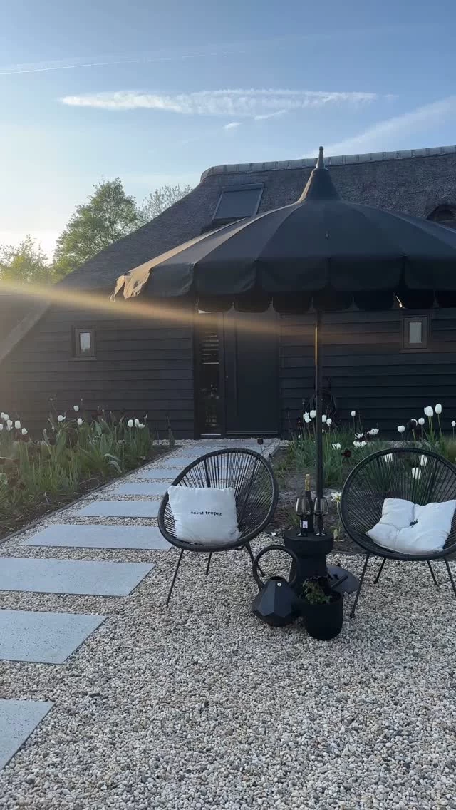 Zo leuk toch met de zwart wit tulpen en het zwarte hout in de voor/zijtuin al heb ik 30 keer gezwaaid naar voorbijgangers die vast dachten dat ik een kraampje begon?
Zelf denk ik meer aan een wijnhokje dan… het zat hier  prima en de wijn is op nu en de parasol kreeg ik van @missgardenglory en die is óók in de zon  echt zwart🖤! I 
De rest van de tuin is een bende, zo fijn aan insta dat ik die chaos in stories kan delen en zo gelachen omdat er meer hardstyle ellende bij jullie thuis bleek🤣