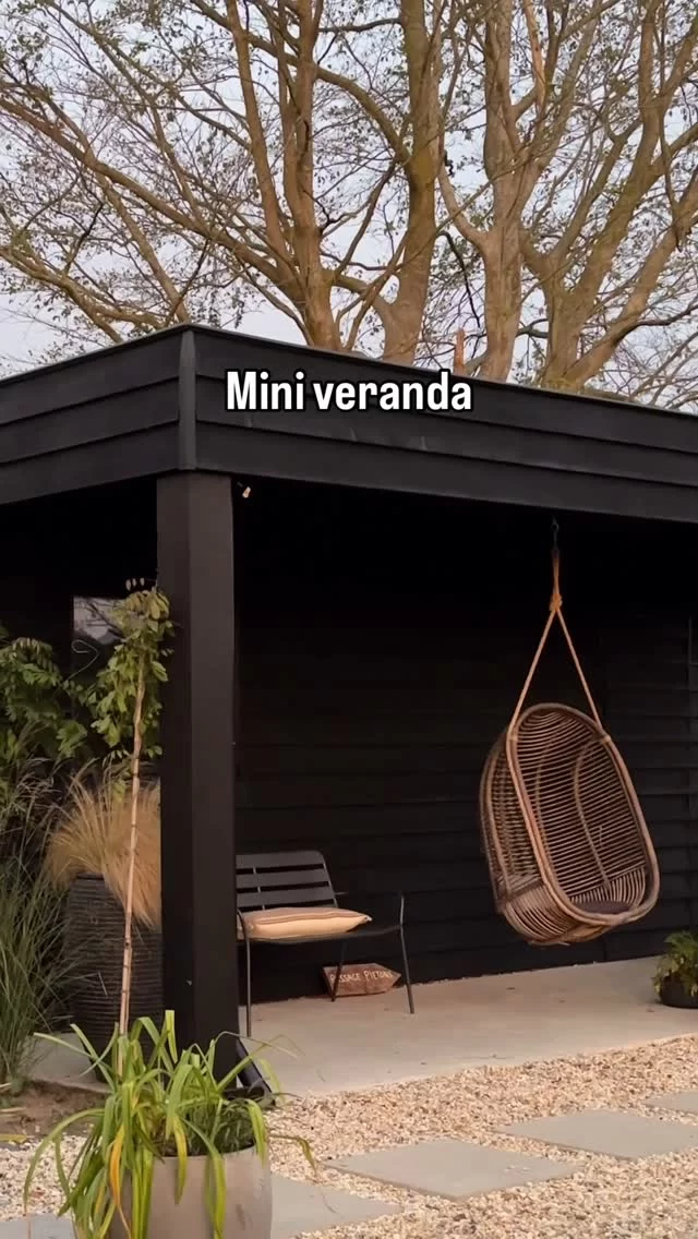 Mini veranda ,bedoeld voor de fietsen. Even vergeten dat ik zelf van stylen hou en ‘em zelf inpikte😊 Wat zou jij hier neerzetten?